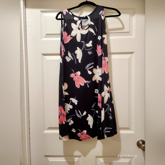 Dresses & Skirts - NWOT Floral Dress